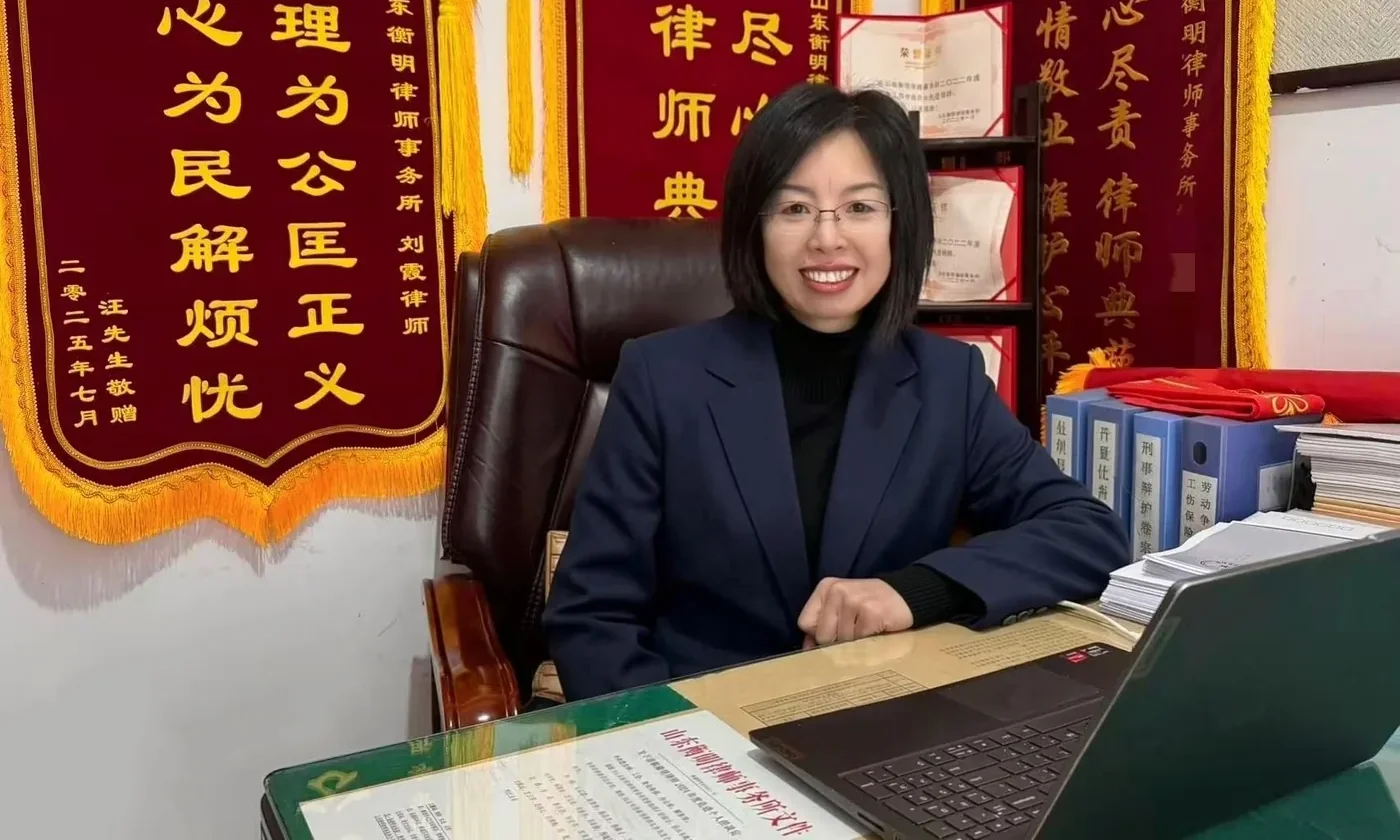 办公桌上摊开的案卷材料与笔记本