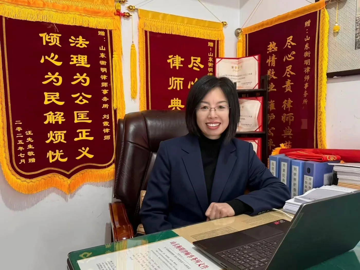 办公桌上摊开的案卷材料